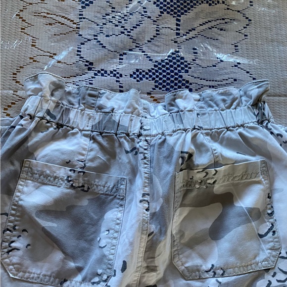 Hollister • Ultra High-Rise Woven Jogger Pants in Grey Camo - Picture 9 of 14